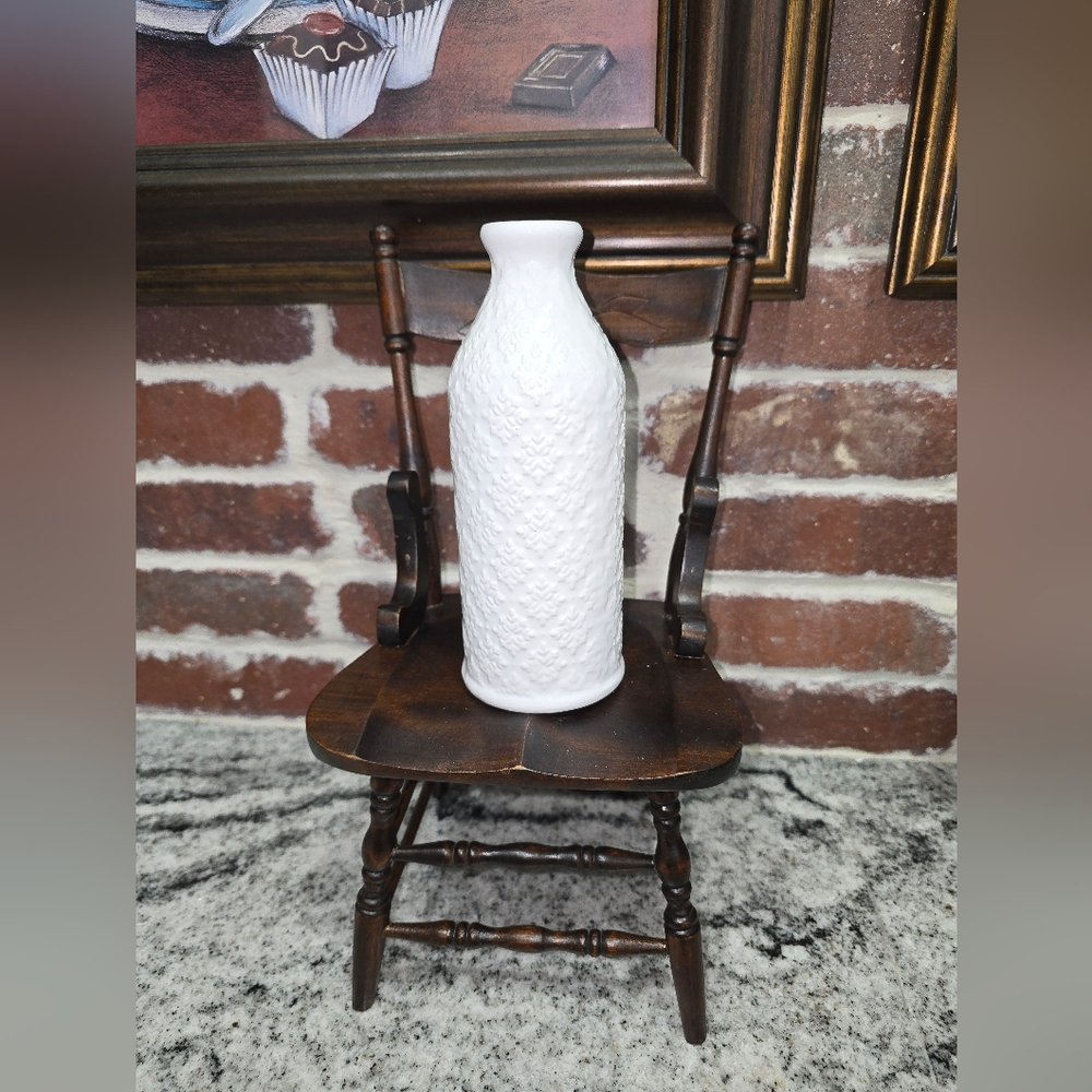 White PORCRLAIN VASE